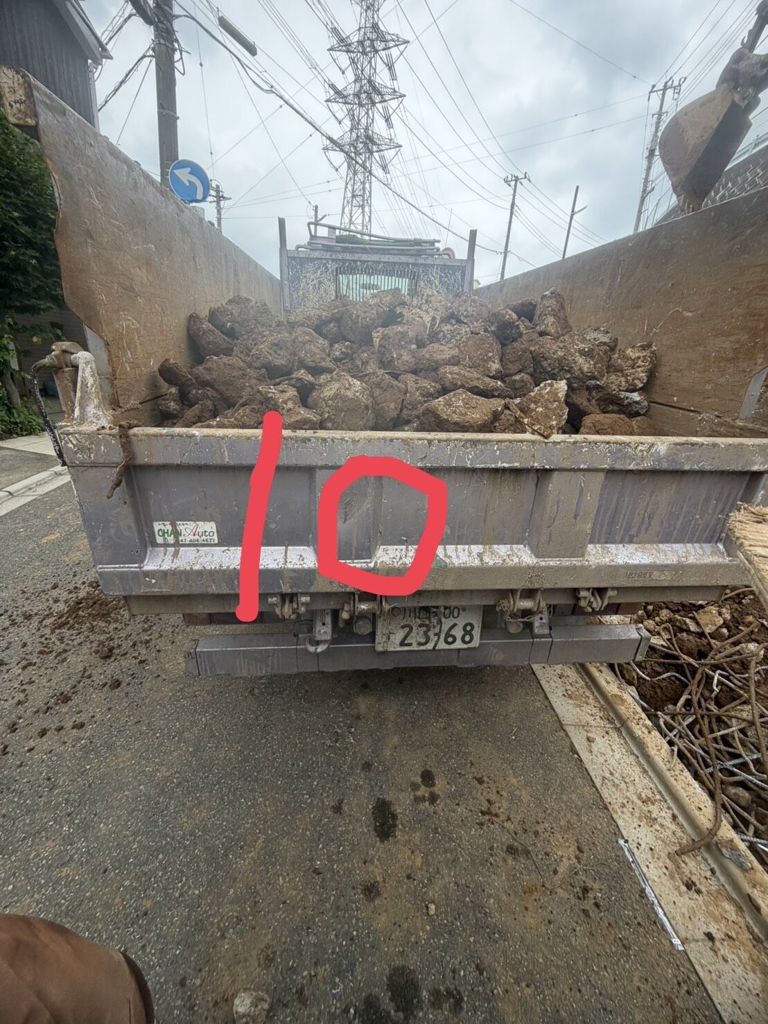 地中埋設物とは？土地からトラック11台分のガラが出てきた実例をもとに撤去費用・リスク・対策を解説｜合同会社ＤＨ